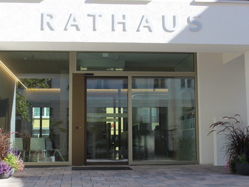 Bild vom Haupteingang des Rathauses in Bad Krozingen. Der Schriftzug "Rathaus" ist über dem Eingang zu lesen