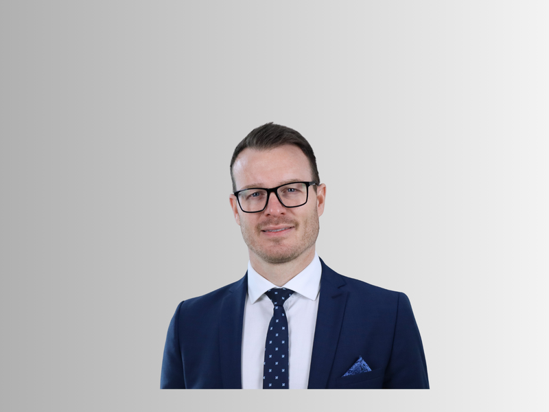 Bild von Bürgermeister Christoph Ober in dunkelblauem Anzug.