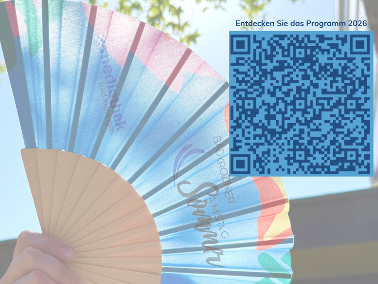 Eine Hand hält einen bunten Fächer neben einem QR-Code, darüber steht "Entdecken Sie das Programm 2026".
