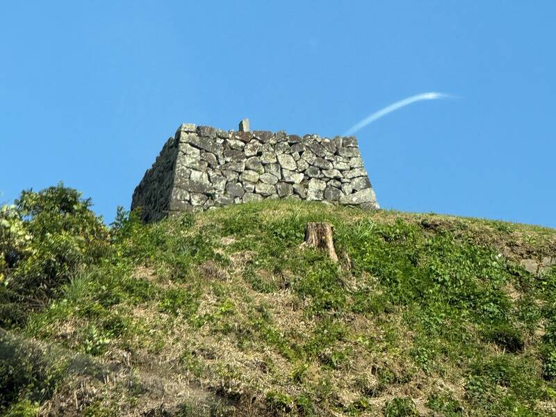 Das Bild zeigt die Ruinen einer Burg.